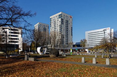 Kasım 2021 'de Katowice şehir merkezindeki Plac Przyjaciol z Miszkolca, şehir manzarası, gökyüzü, ruind bencehs ve park.