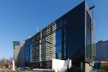 Eski bankanın modern binası, 1990 'ların iş mimarisinin iyi bir örneği