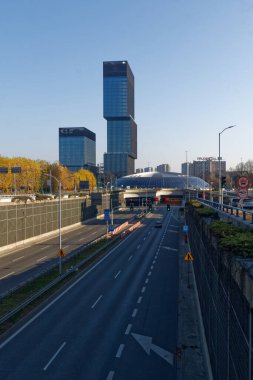 Katowice Kasım 2021. Şehir merkezinde ana ulaşım otoyolu ve KTW satın alma merkezi kuleleri var..