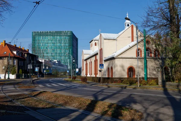 Katowice November 2021 Kyrka Historiebyggnad Och Ett Nytt Kontorstorn — Stockfoto