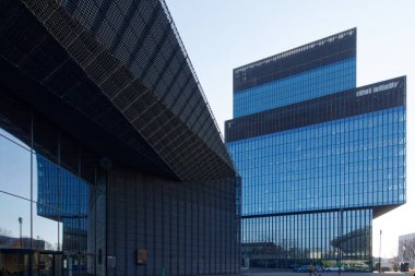 KTW ofisinin arka planında üst düzey yöneticileri olan uluslararası kongre merkezi, aynı kareyi paylaşıyor.