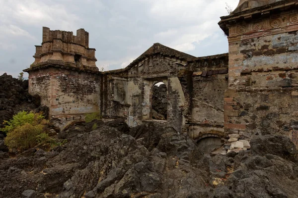 Angahuan, Michoacan, Meksika dışındaki Paricutin volkanı tarafından yok edilen eski bir kilisenin kalıntıları..