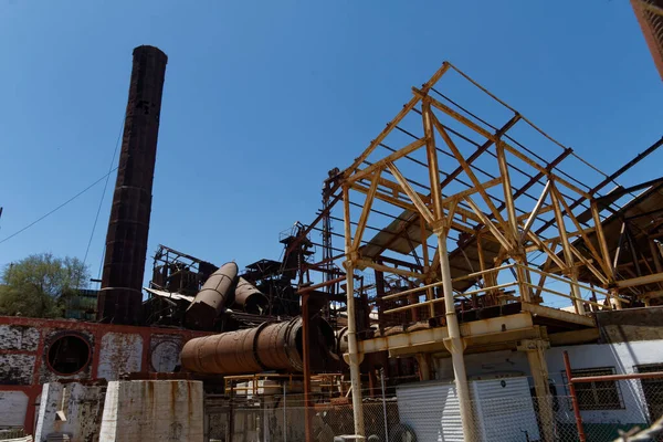 Egy Ipari Üzem Elhagyott Csontváza Egy Napsütéses Napon — Stock Fotó