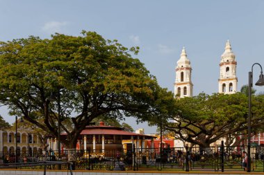 Campeche 'deki Park Müdürü, arka planda Katedral (2017).