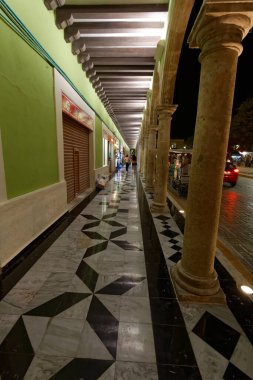 Campeche 'nin merkez meydanı, gece, renkli ışıklarla aydınlatılmış..