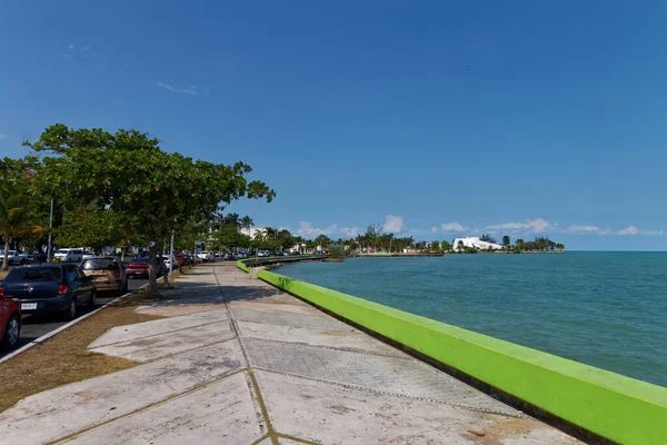 Chetumal 'daki rıhtım yolu, palmiye ağaçları ve Karayip Denizi manzaralı..