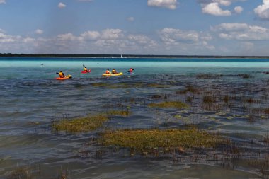 Laguna Bacalar, QR, Meksika 'da su sporları ve etkinlikleri bulunmaktadır. Laguna de siete renkleri)