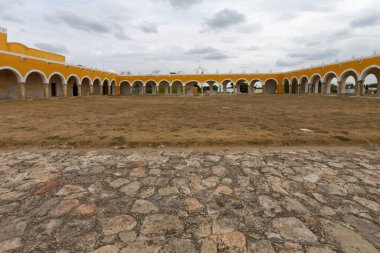 Tarihi şehir Izamal, Yucatan, Meksika, ünlü Saint Anthony Manastırı (Convento de San Anotnion))