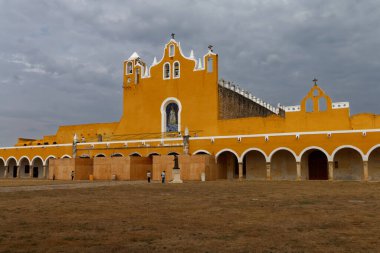 Tarihi şehir Izamal, Yucatan, Meksika, ünlü Saint Anthony Manastırı (Convento de San Anotnion))