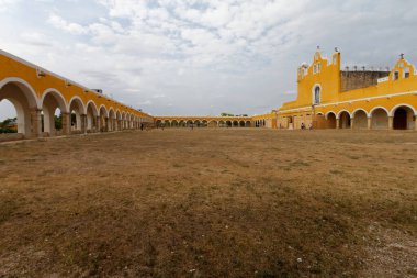 Tarihi şehir Izamal, Yucatan, Meksika, ünlü Saint Anthony Manastırı (Convento de San Anotnion))