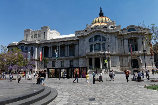 Palacio de Bellas Artes, Meksika 'nın merkezinde bir kültür merkezi, 2017.