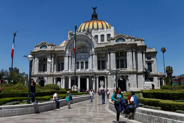 Palacio de Bellas Artes, Meksika 'nın merkezinde bir kültür merkezi, 2017.