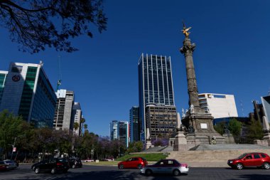 Mexico City şehir merkezindeki Avenida Paseo de Reforma, bir çok ofis binasının bulunduğu iş yerinin ana mekanı..