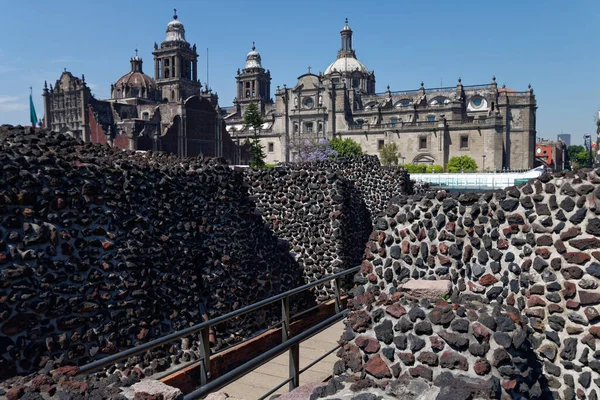 Sitio Del Templo Mayor Mayor Santuario Azteca Tenochtitlan Con Catedral — Foto de Stock