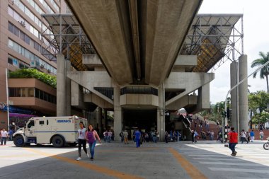 Medellin, Kolombiya şehir merkezindeki Metro istasyonu Parque Berrio 'nun yapısı.