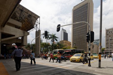 Medellin, Kolombiya şehir merkezindeki Metro istasyonu Parque Berrio 'nun yapısı.