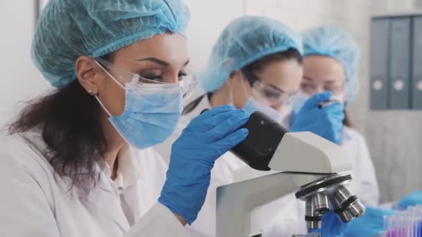 Tıbbi Geliştirme Laboratuvarı: Mikroskop altında Bakılıyor, Örnekleri Analiz Ediyor — Stok video