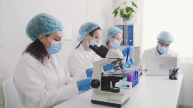 Laboratuvardaki araştırmalar mikroskopiyi analiz eder