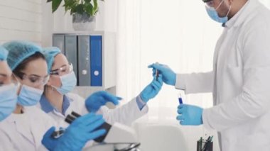 Laboratuvarda bir grup laboratuvar asistanı eğitimi