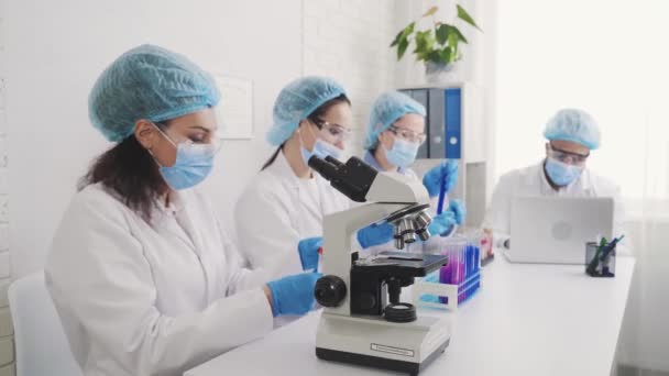 La recherche en laboratoire analyse la microscopie — Video