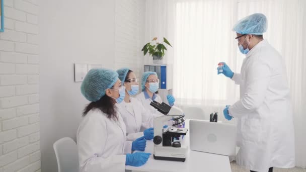 Group of laboratory assistants training in the laboratory — Stock Video