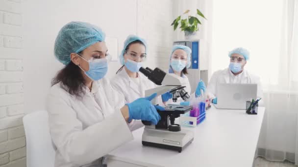 Medicinskt utvecklingslaboratorium: tittar under mikroskop, analyserar prov — Stockvideo