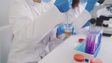 İdrar analizi kabı analiz laboratuvarı araştırması