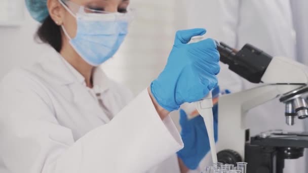 Лаборатория развития медицины: Просмотр под микроскопом, анализ проб — стоковое видео