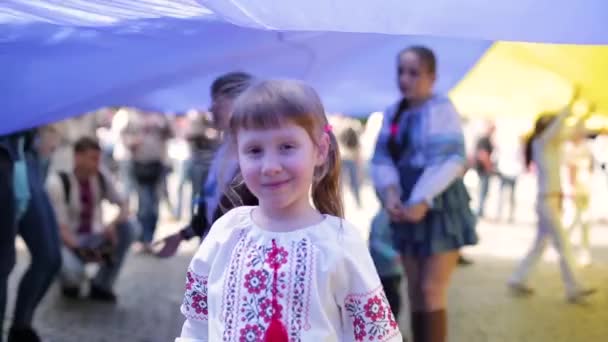 Niños ucranianos en trajes nacionales — Vídeos de Stock