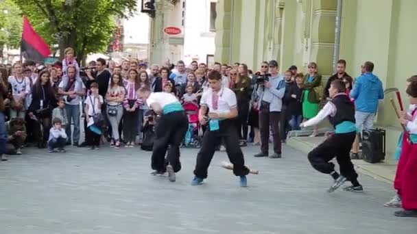 Національний танець українки - хопак українець. — стокове відео