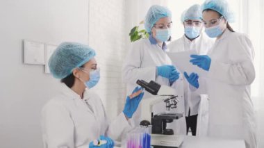 Tıbbi Geliştirme Laboratuvarı: Mikroskop altında Bakılıyor, Örnekleri Analiz Ediyor