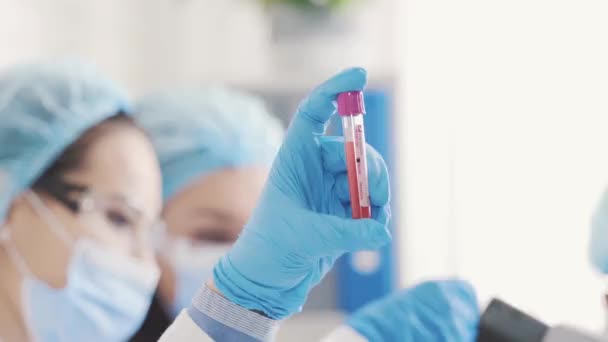 Dispensador da análise laboratorial das análises ao sangue — Vídeo de Stock