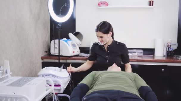 Terapia de microcorriente rejuvenecimiento de la oficina de cosmetología — Vídeos de Stock