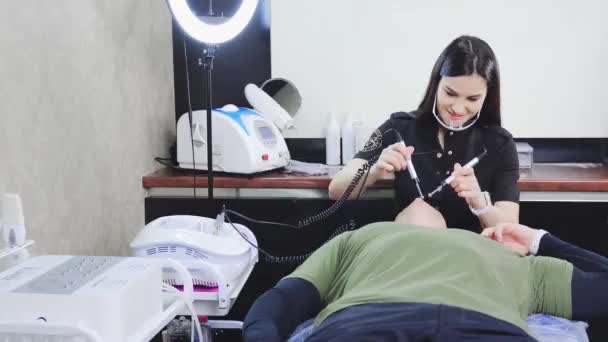 Mikroproudová terapie kosmetologie kancelář omlazení — Stock video