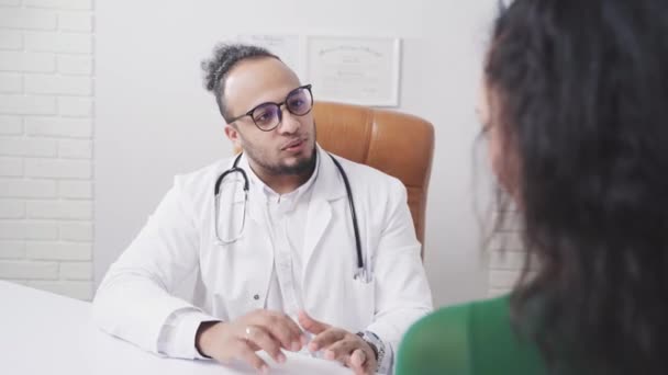 Male doctor smiling at patient — Stok video