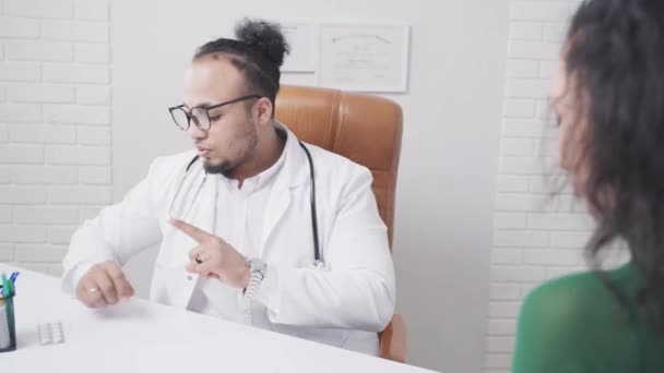 Lékař pacientovi předepíše léky a léky — Stock video