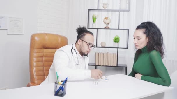 Lékař ukazující pacientovi, jak používat lékařskou aplikaci — Stock video