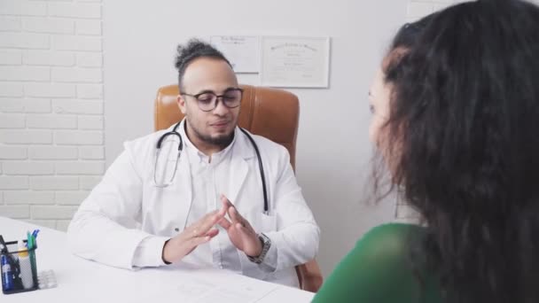 Lékař objednaný k pacientovi v ordinaci — Stock video