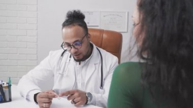 Doktor hastaya ampuldeki ilacın bileşimini açıklar.