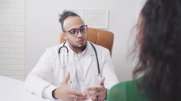 Africký americký lékař v lékařské ordinaci potřesení rukou s pacientem — Stock video