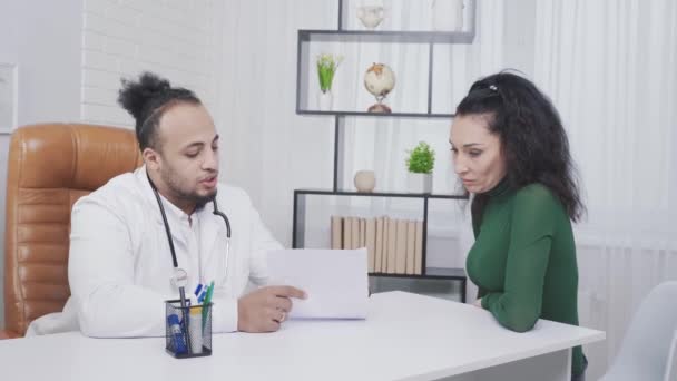 Lékař a pacient podepisující smlouvu — Stock video
