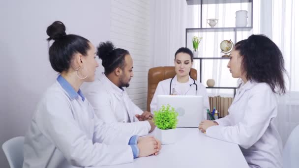 Lékař žena orientálního vzhledu demonstruje medicínu svým kolegům lékařům — Stock video