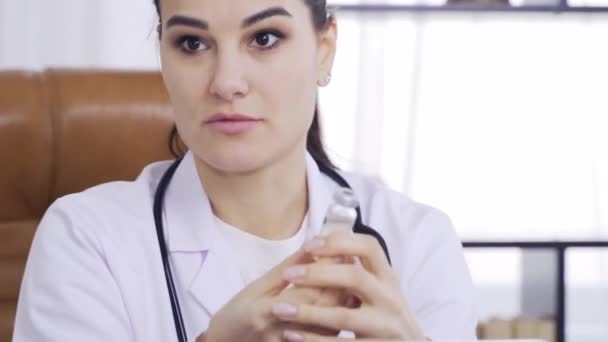 Doktor mluví o léku. close-up — Stock video
