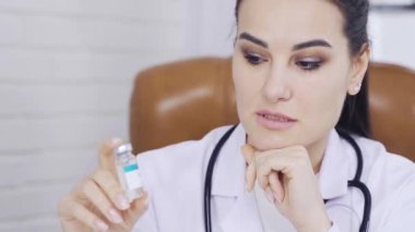 Doktor ilaçtan bahsediyor. yakın plan