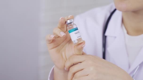 Ampulka s vakcínou v ruce, lék v injekční lahvičce — Stock video