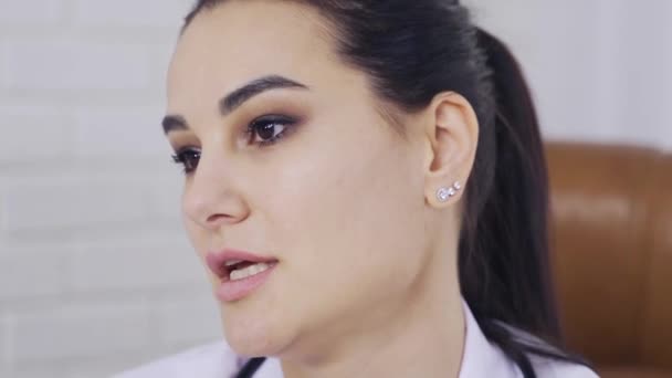 Dokter vrouw aan het praten, medisch medewerker close-up — Stockvideo