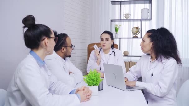 Medische vergadering, arts vrouw vertelt collega 's over de samenstelling van de pillen — Stockvideo