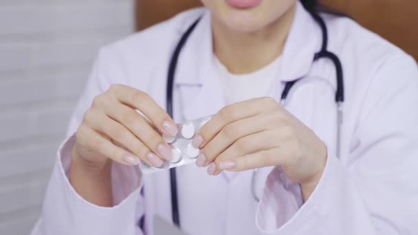 Een bord pillen in de handen van een arts — Stockvideo