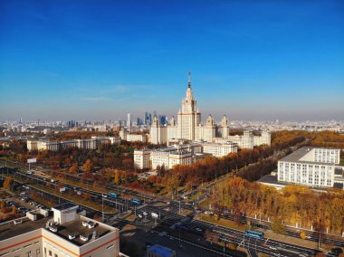 Moskova, Rusya - 10 Ekim 2021: Sonbaharda mavi gökyüzü altındaki ünlü Moskova Üniversitesi 'nin kampüs binalarının panoramik görüntüsü