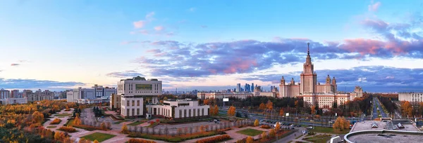 Moskova Sonbaharında Dramatik Bulutlu Gökyüzü Altında Ünlü Üniversitenin Günbatımı Kampüs — Stok fotoğraf